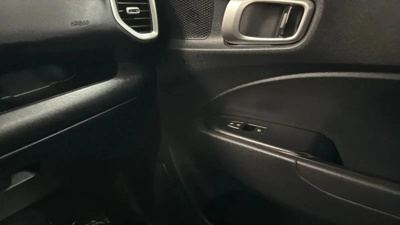 Used 2025 Hyundai Venue SEL FWD image 17