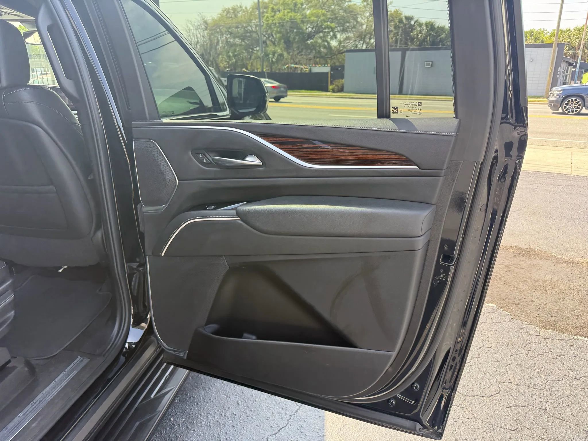 Used 2022 Cadillac Escalade ESV Luxury image 16