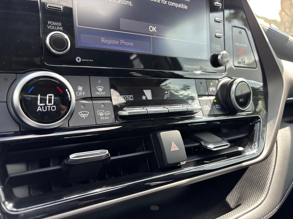 Used 2020 Toyota Highlander XLE FWD image 33