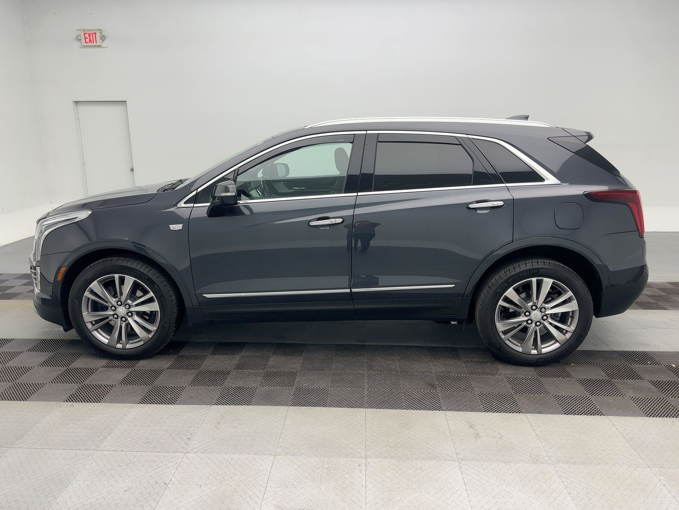 Used 2023 Cadillac XT5 Premium Luxury image 2