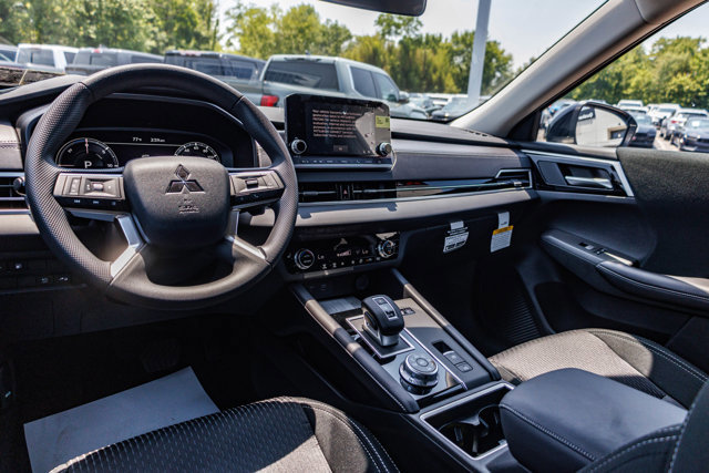 New 2025 Mitsubishi Outlander ES image 15