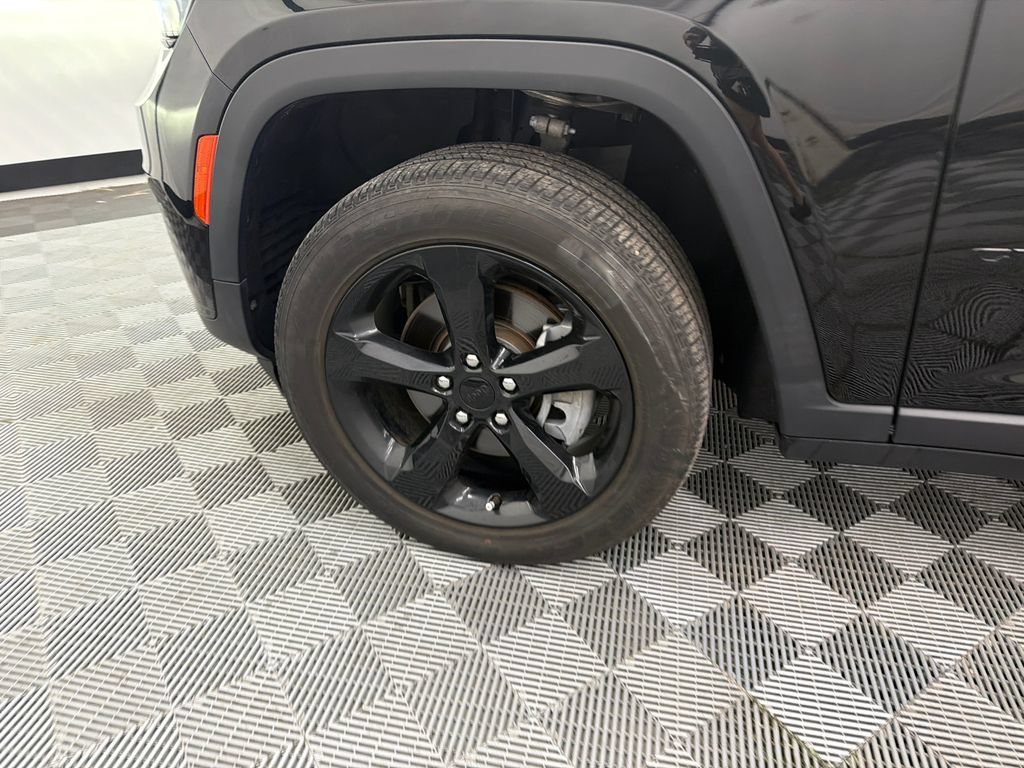 Used 2023 Jeep Grand Cherokee L Laredo RWD image 12