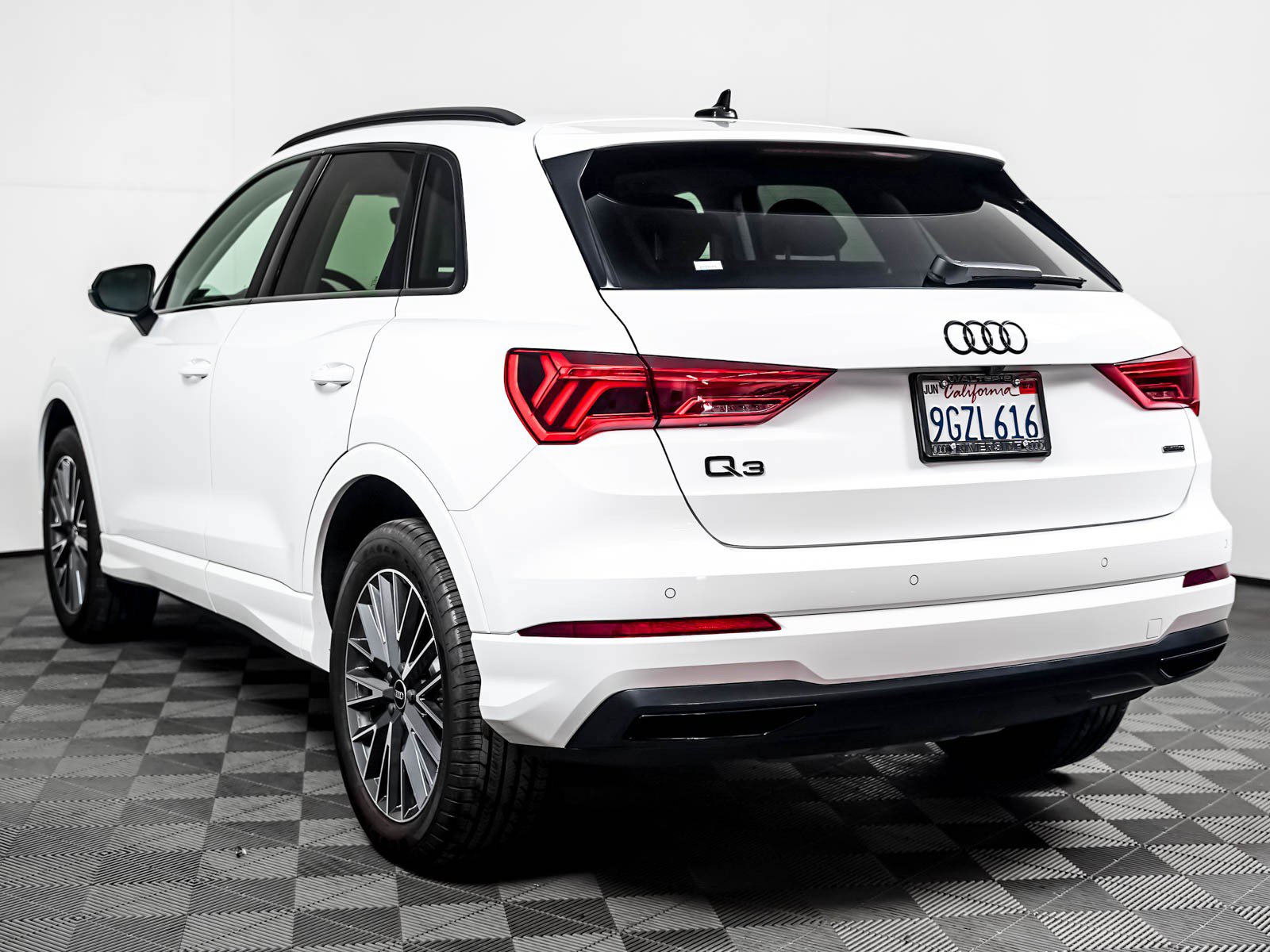 Certified 2023 Audi Q3 2.0T Premium w/ Convenience Package AWD/4WD image 2