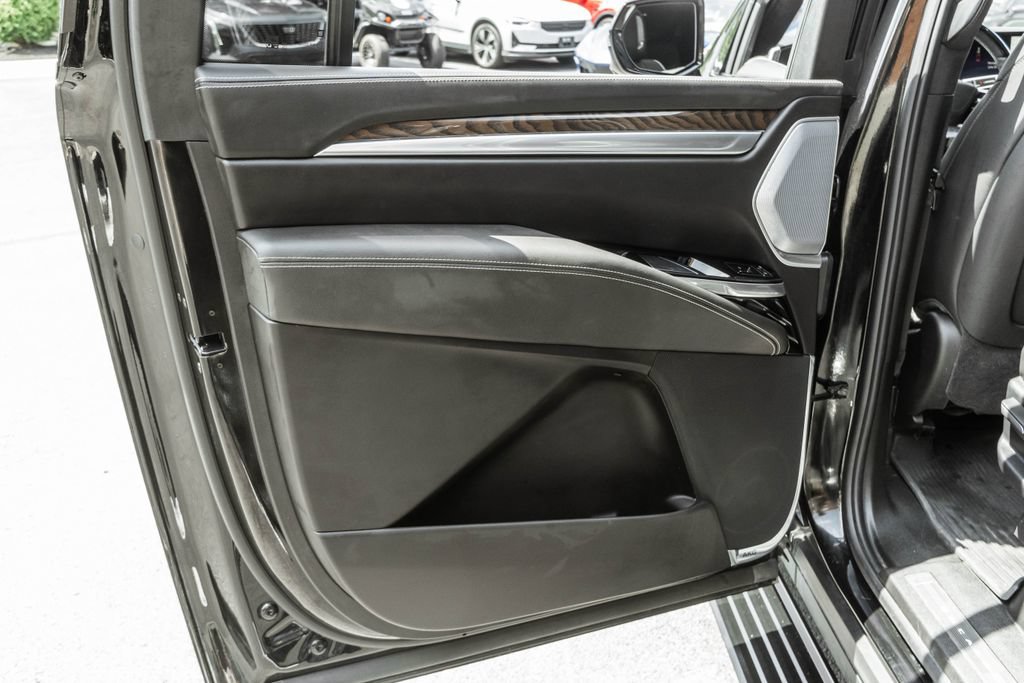 Used 2025 Cadillac Escalade ESV Sport Platinum AWD/4WD image 31