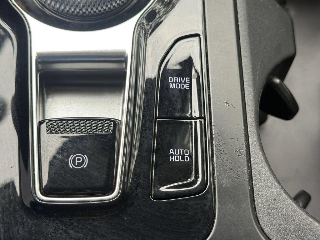 Used 2025 Kia Carnival EX FWD image 24