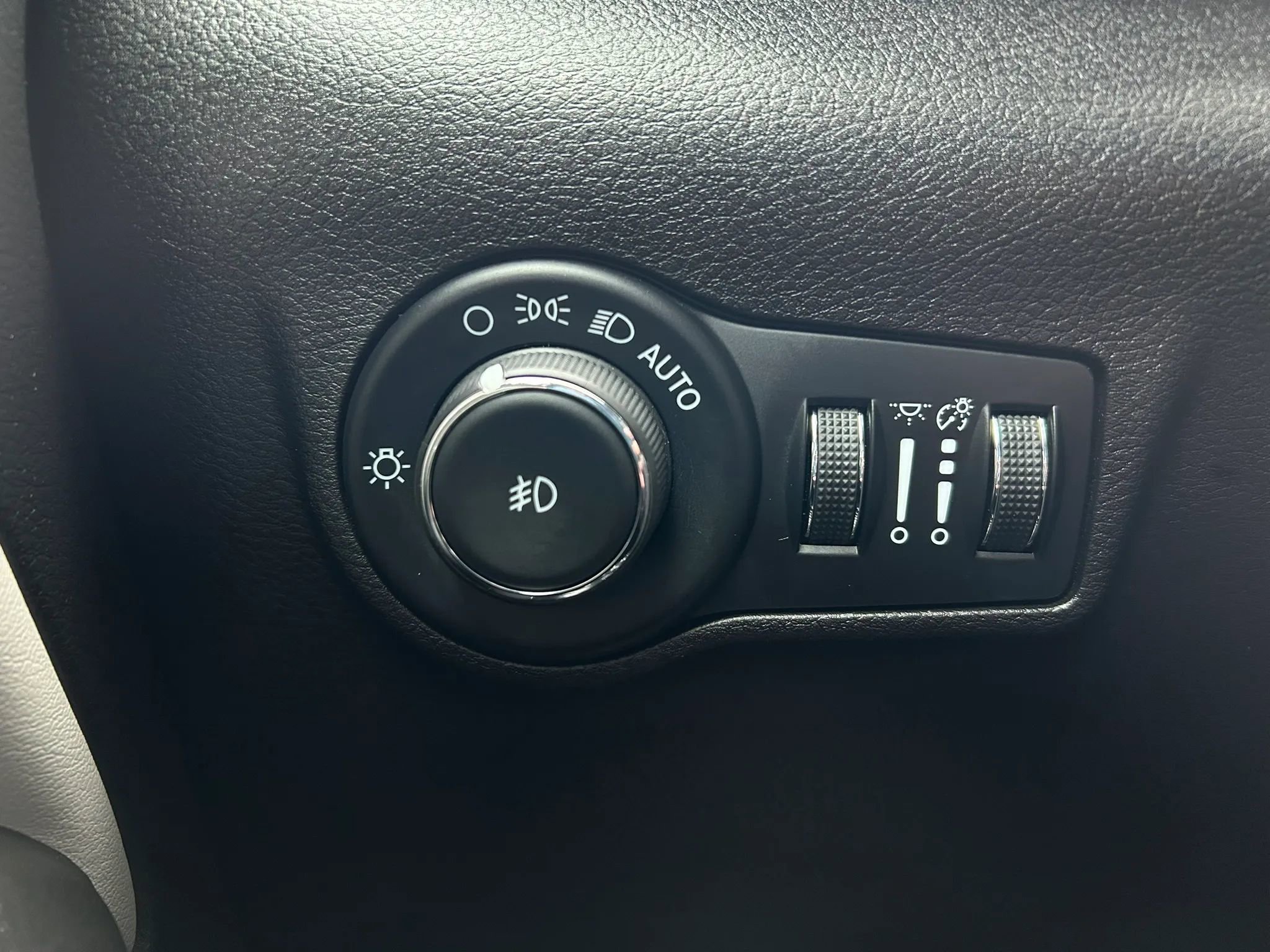 Used 2025 Jeep Compass Limited image 12