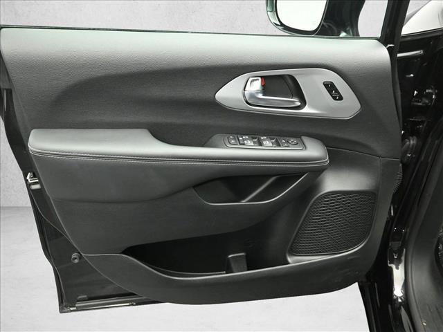 Used 2025 Chrysler Pacifica Limited FWD image 19