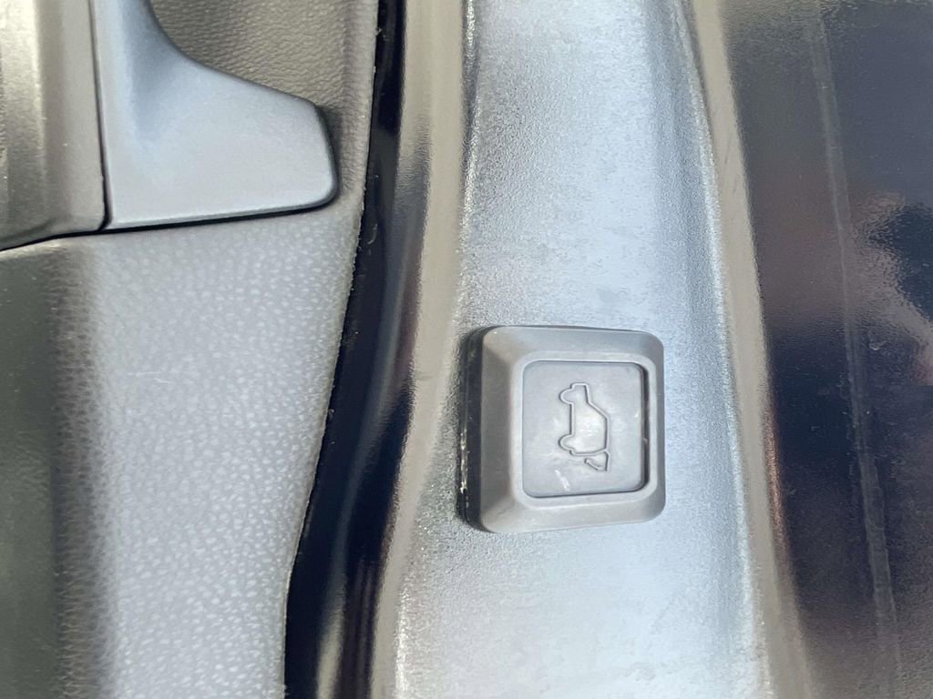 Used 2022 Toyota RAV4 XLE w/ Convenience Package image 12