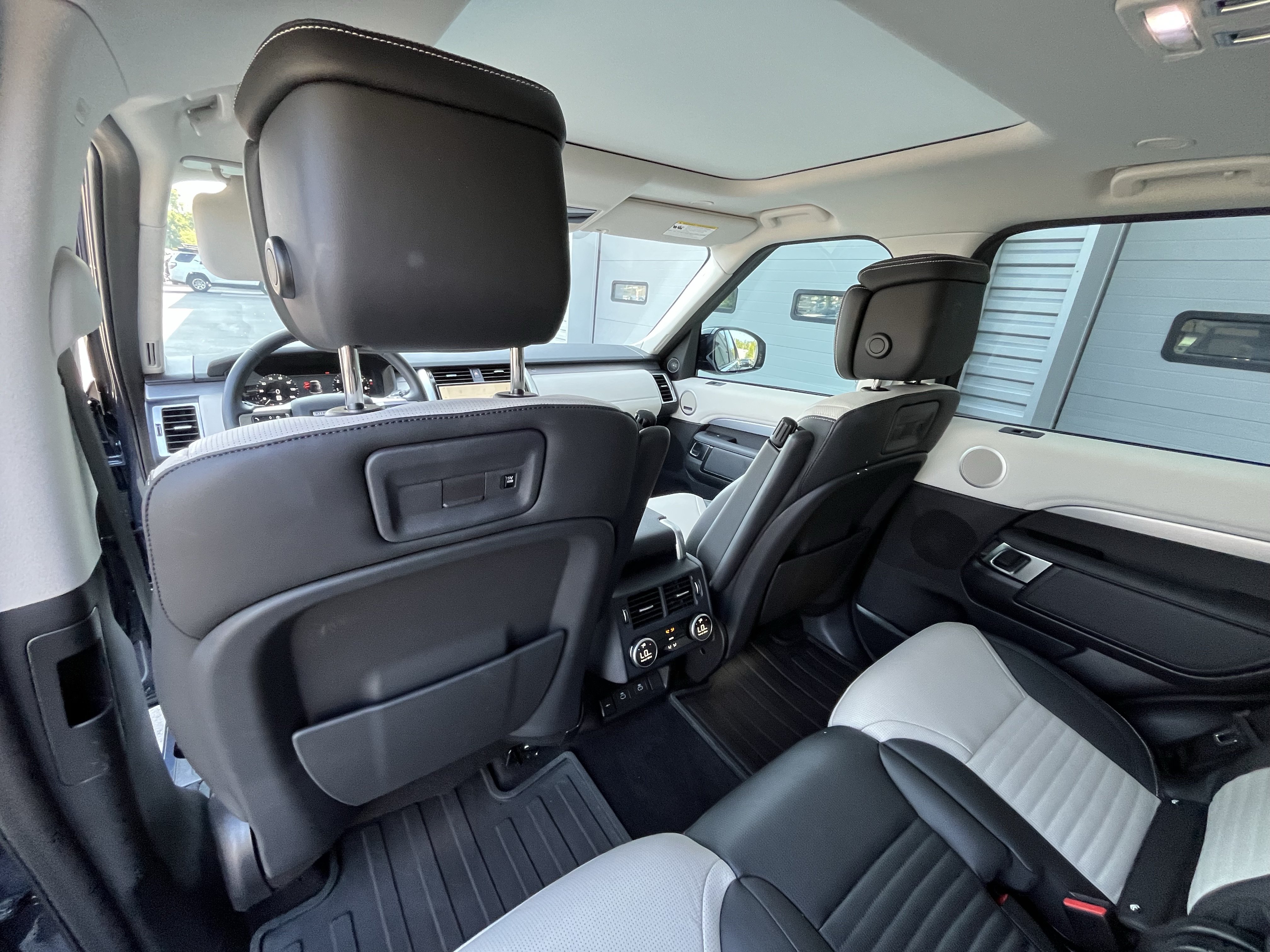 Used 2025 Land Rover Discovery Dynamic SE AWD/4WD image 27