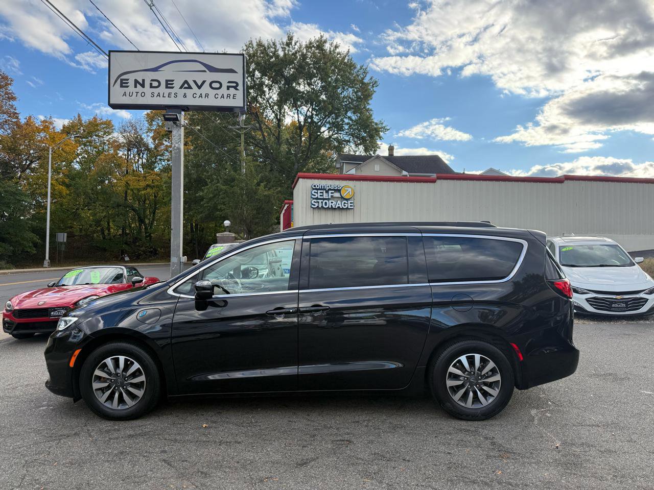 Used 2021 Chrysler Pacifica Touring w/ Cold Weather Group FWD image 4