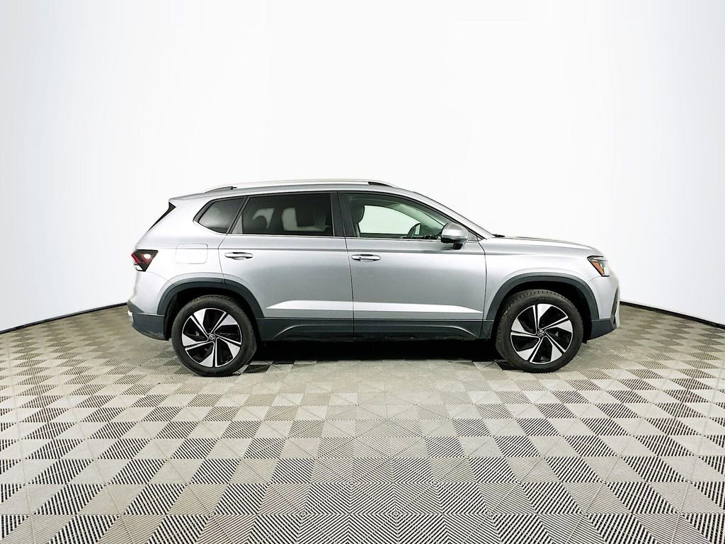 Used 2025 Volkswagen Taos SE image 11