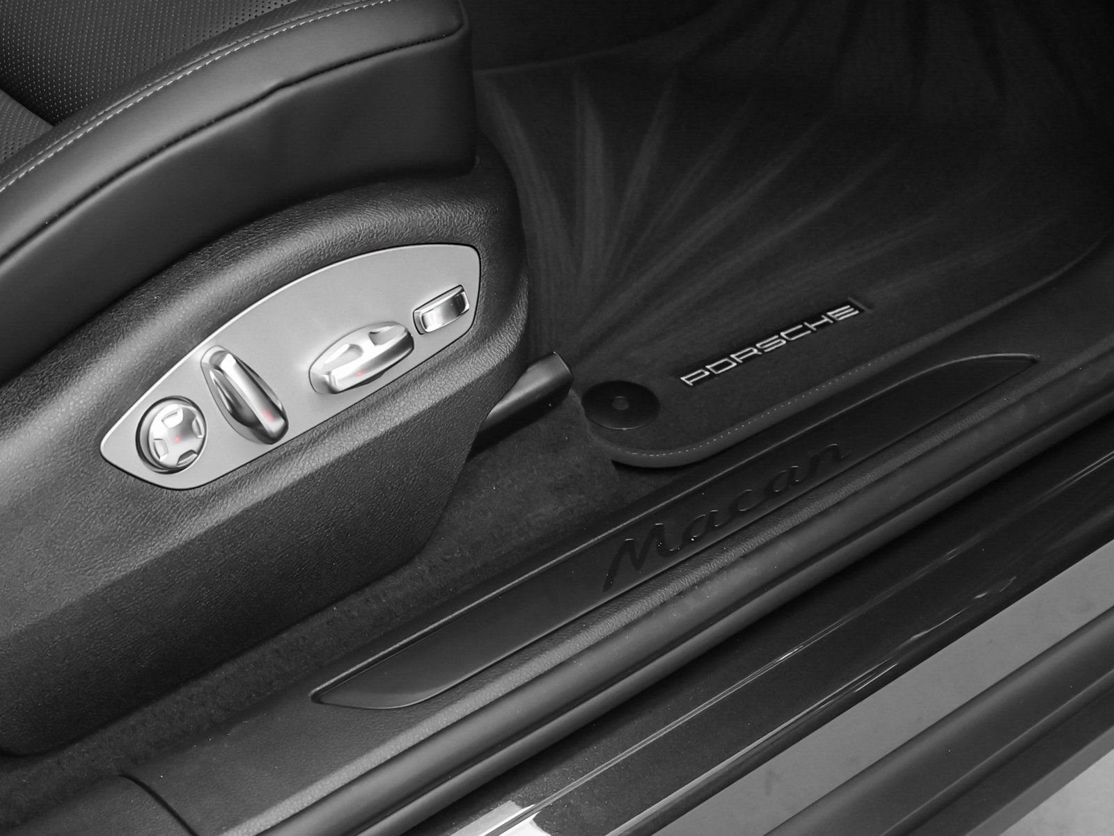 Certified 2025 Porsche Macan image 17