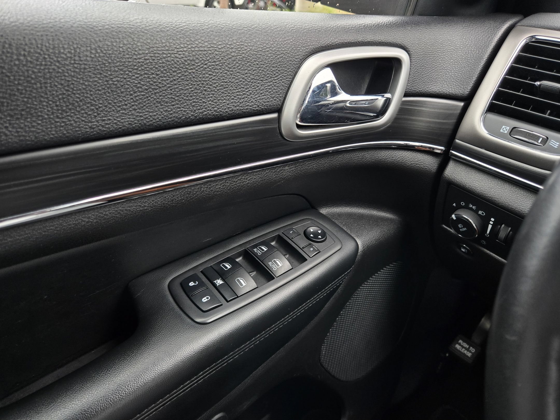 Used 2019 Jeep Grand Cherokee Limited w/ Luxury Group II AWD/4WD image 21