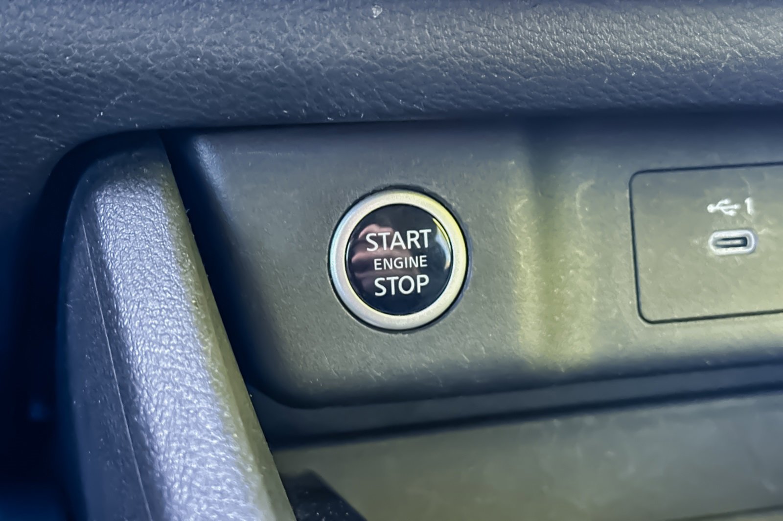 Used 2023 Nissan Rogue SV image 32