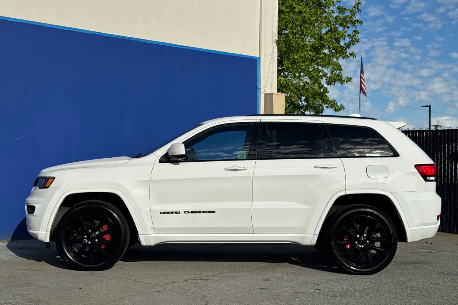 Used 2020 Jeep Grand Cherokee Altitude AWD/4WD image 6