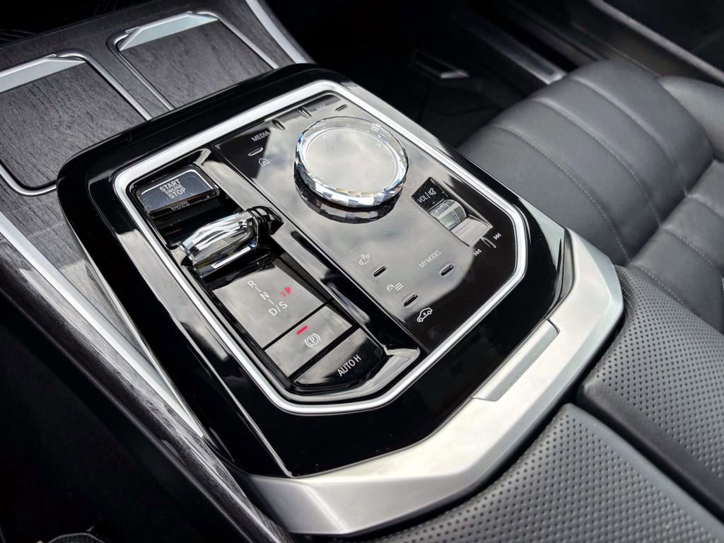 Used 2024 BMW 760i xDrive w/ Executive Package image 23