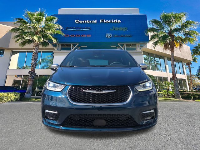 Certified 2025 Chrysler Pacifica Pinnacle w/ Trailer Tow Group FWD image 3