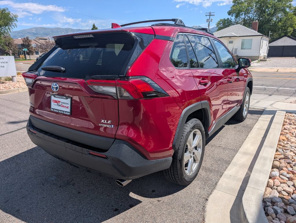 Used 2021 Toyota RAV4 XLE Premium AWD/4WD image 5
