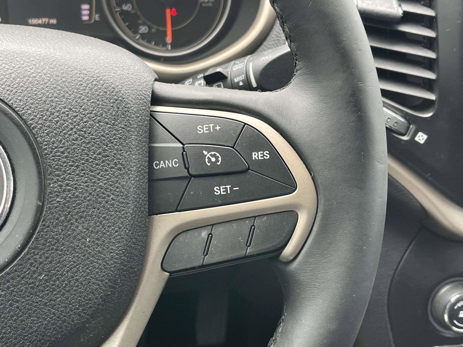 Used 2017 Jeep Cherokee Latitude w/ Comfort/Convenience Group FWD image 19