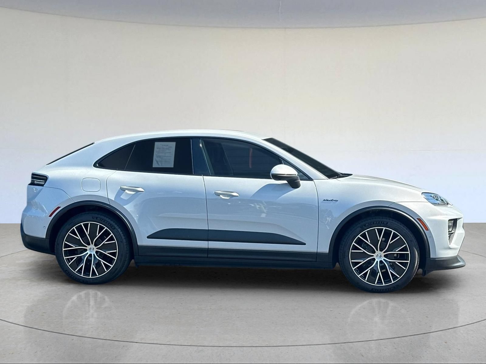 Certified 2025 Porsche Macan Electric RWD image 10