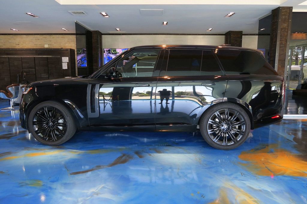 Used 2025 Land Rover Range Rover SE AWD/4WD image 11
