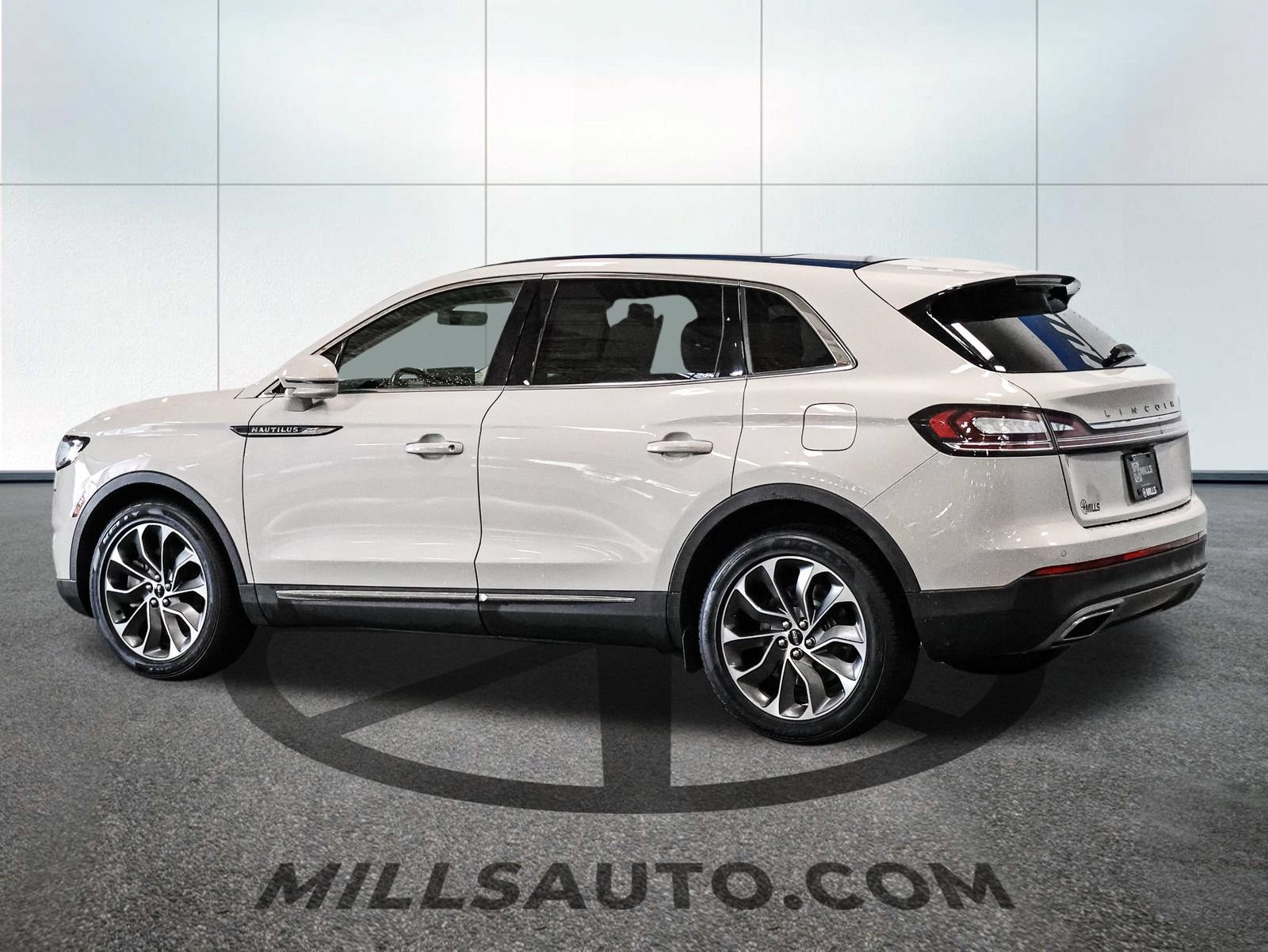 Used 2022 Lincoln Nautilus Reserve AWD/4WD image 4