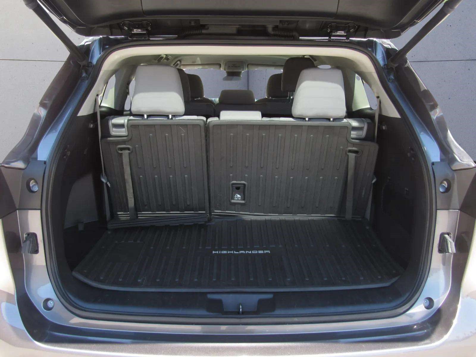 Used 2023 Toyota Highlander LE FWD image 12