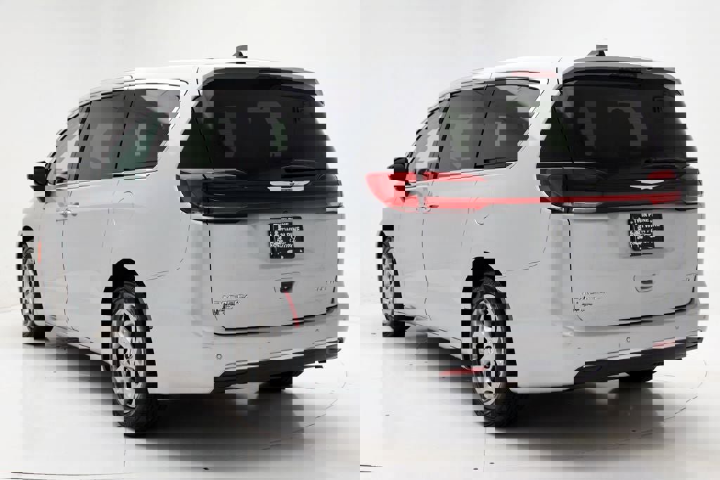 Used 2024 Chrysler Pacifica Limited image 7