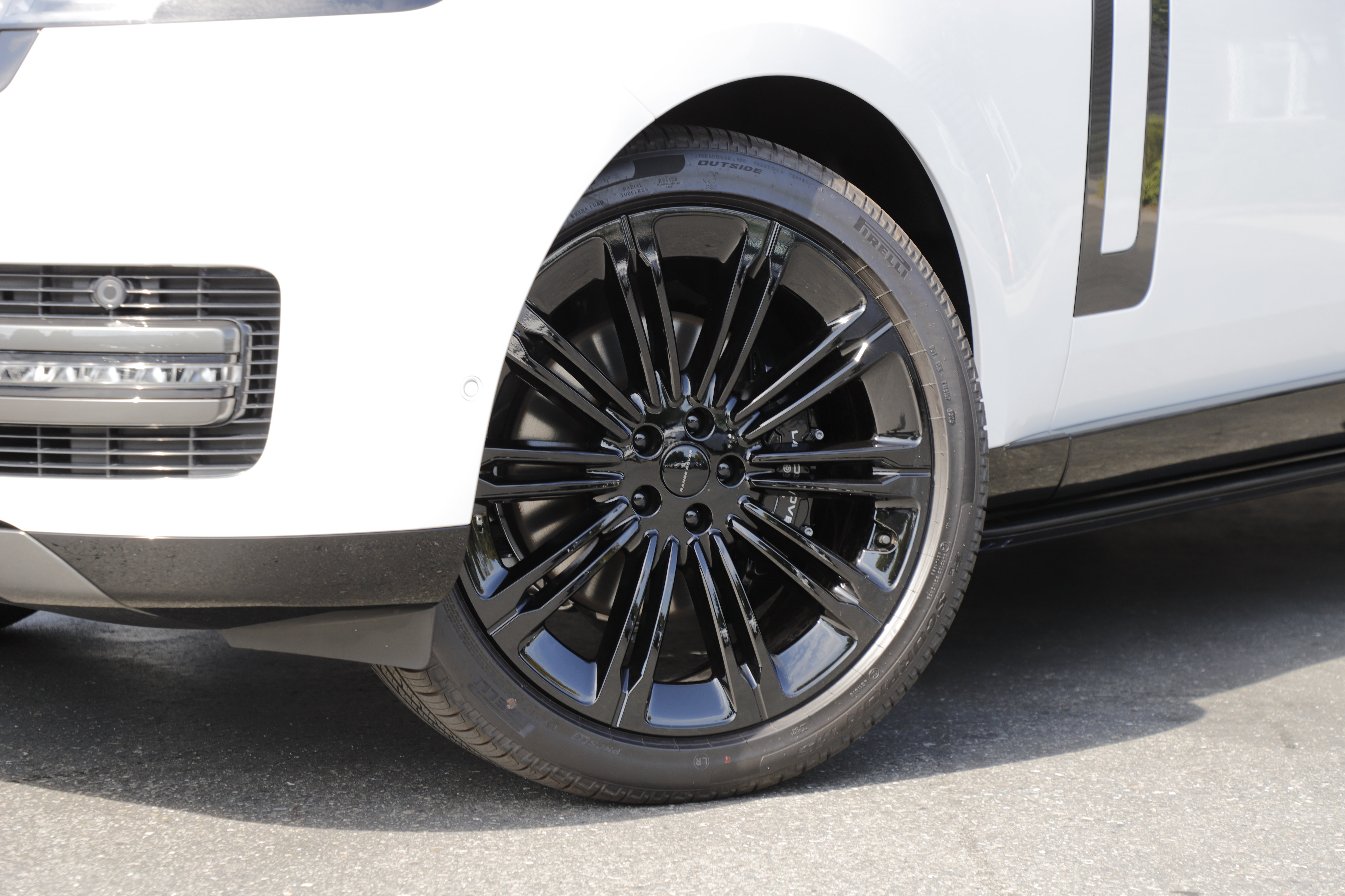 New 2026 Land Rover Range Rover Long Wheelbase SE AWD/4WD image 2