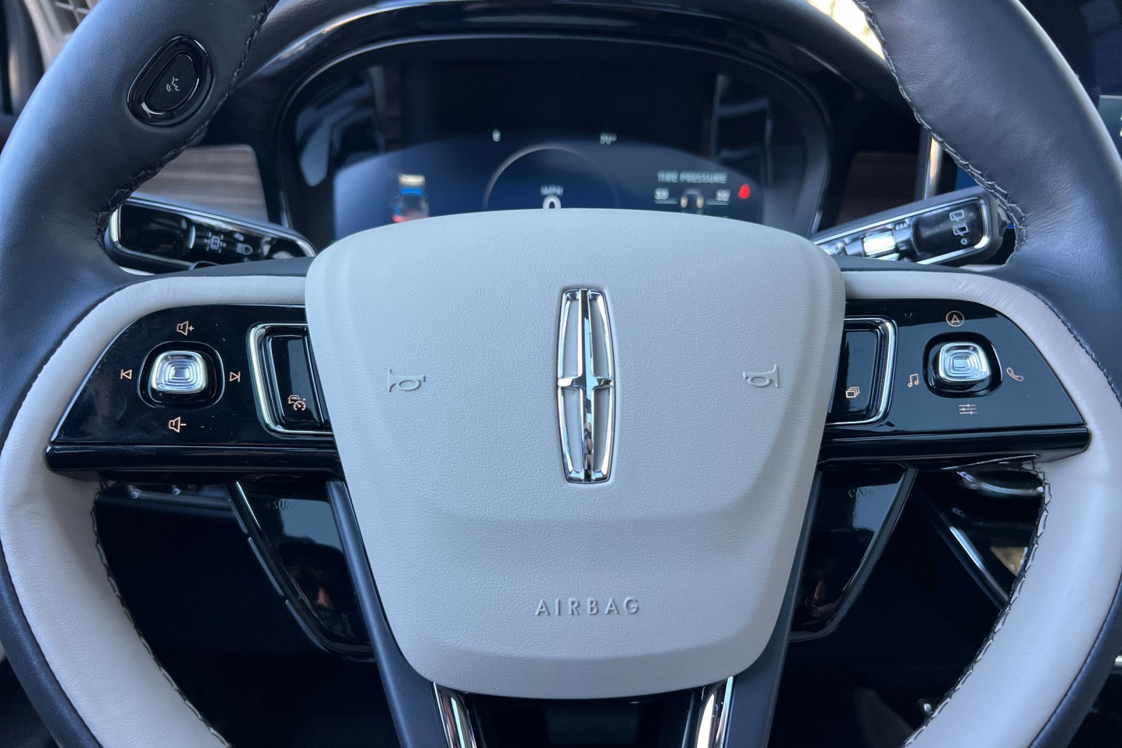 Used 2025 Lincoln Corsair Grand Touring w/ Equipment Group 301A image 24