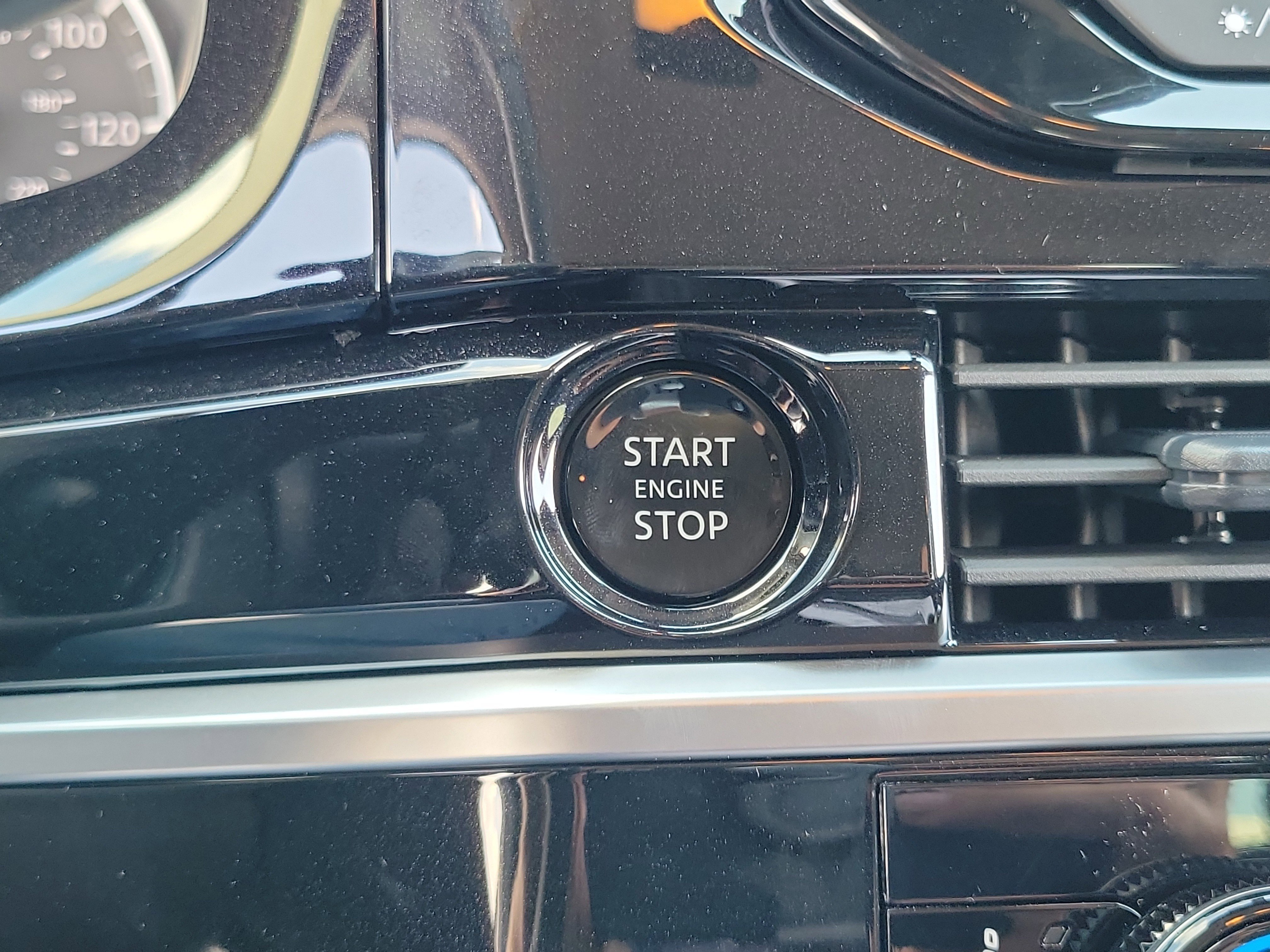 Used 2025 Nissan Pathfinder SV image 28