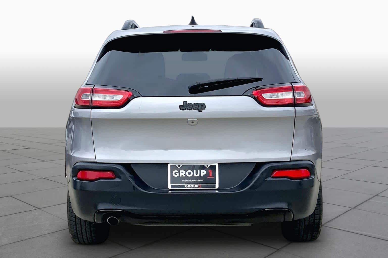 Used 2016 Jeep Cherokee Sport FWD image 5