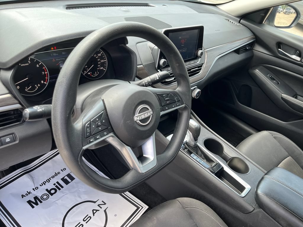 Used 2025 Nissan Altima 2.5 SV FWD image 14