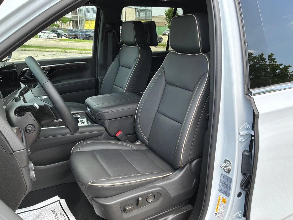Used 2026 Chevrolet Tahoe Premier AWD/4WD image 12