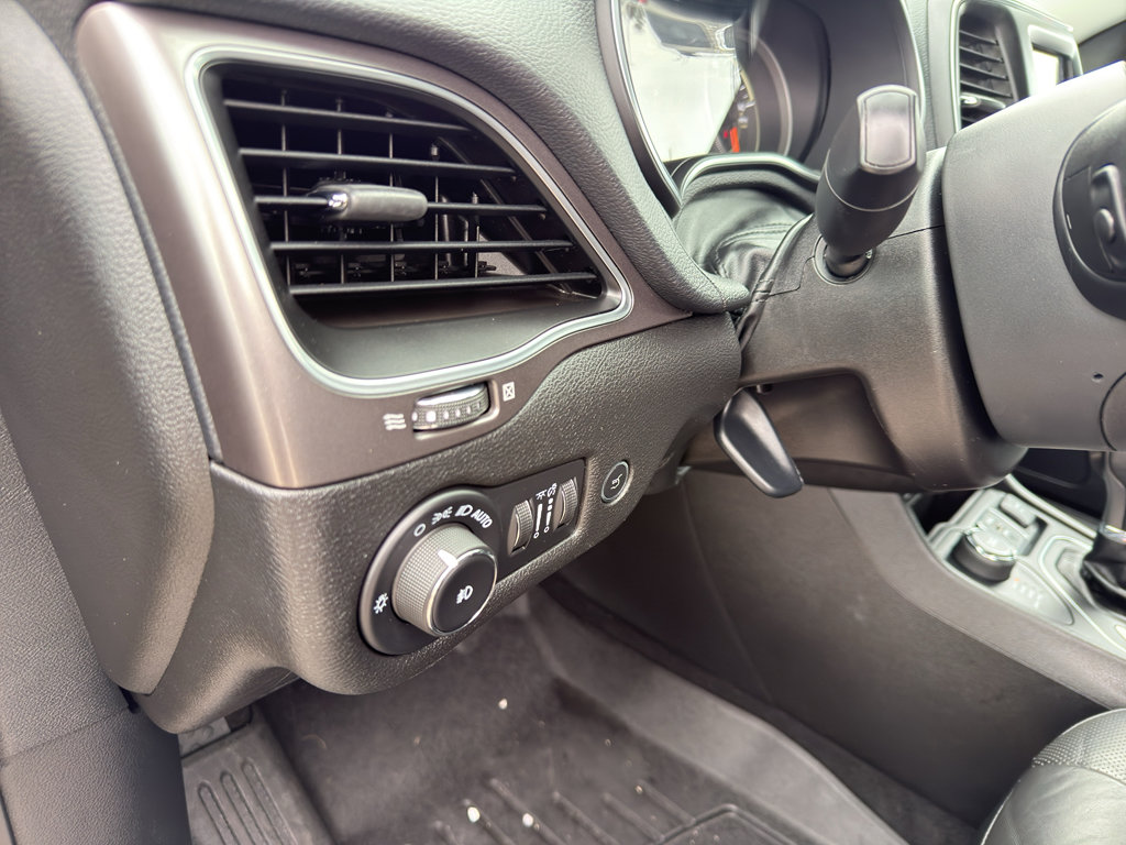 Used 2021 Jeep Cherokee Latitude Lux w/ Comfort/Convenience Group image 14