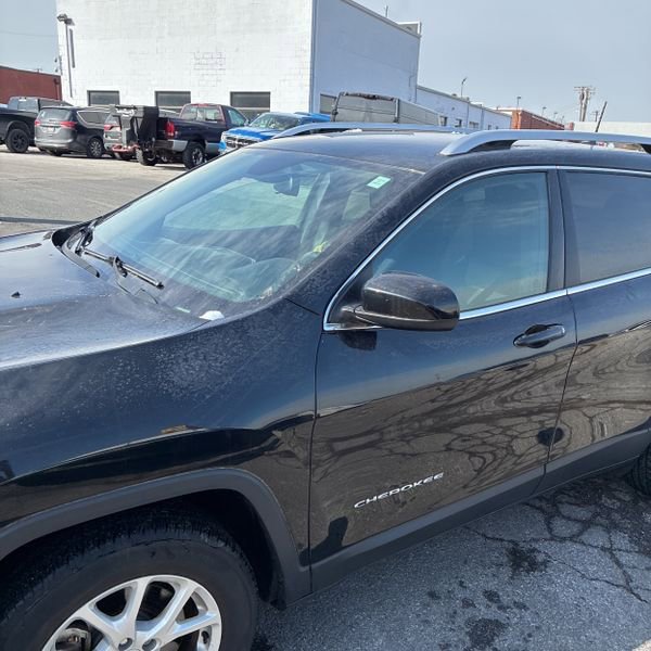 Used 2018 Jeep Cherokee Latitude w/ Cold Weather Group image 3
