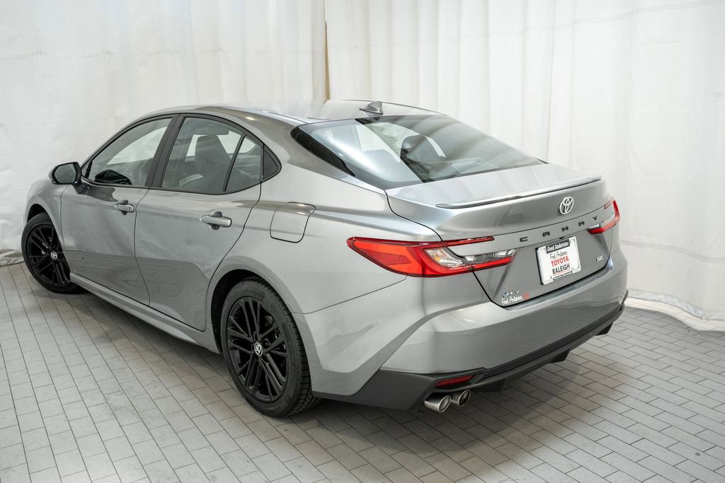 Used 2025 Toyota Camry SE image 3