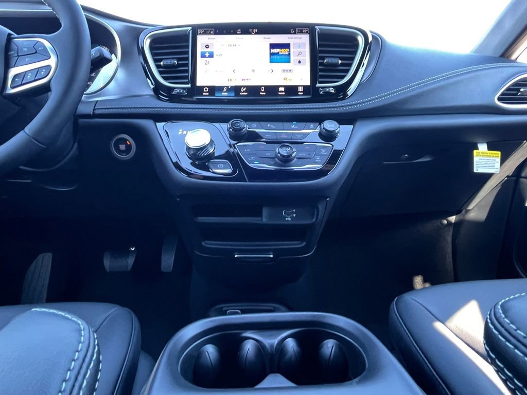 New 2026 Chrysler Pacifica Select image 3
