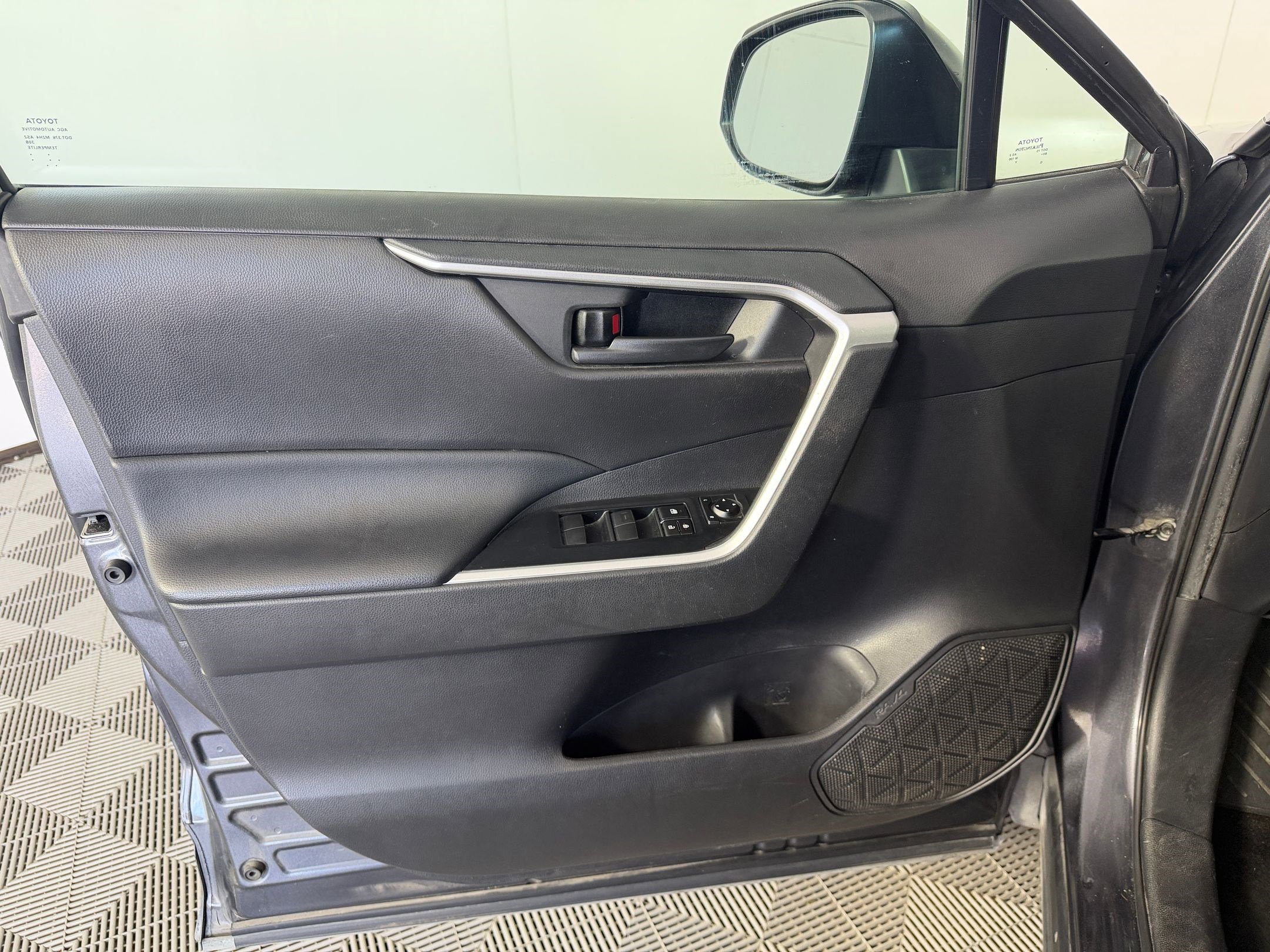 Used 2021 Toyota RAV4 LE FWD image 12