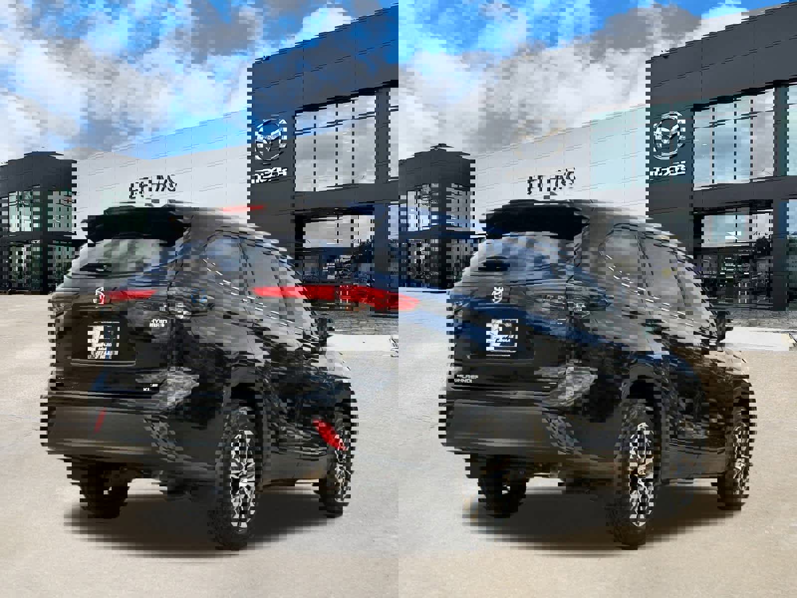 Used 2023 Toyota Highlander XLE image 3