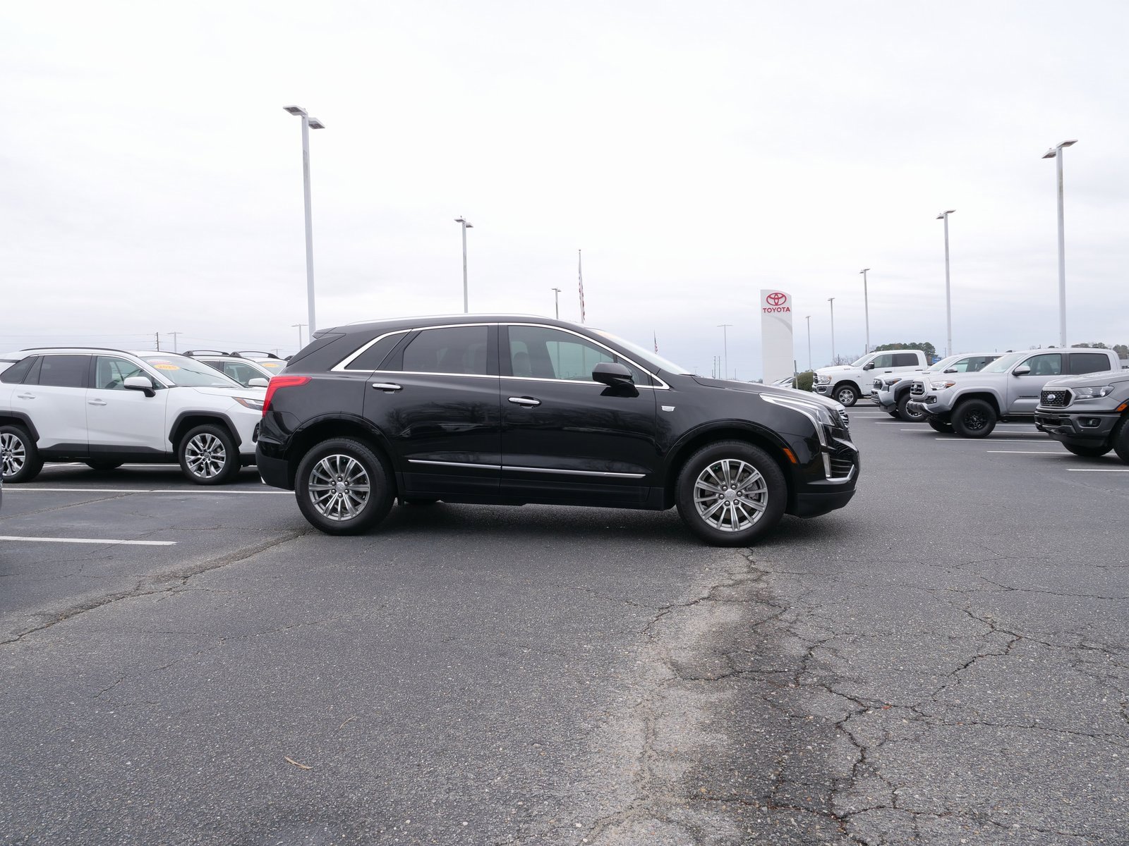 Used 2018 Cadillac XT5 Luxury w/ Driver Awareness Package image 3