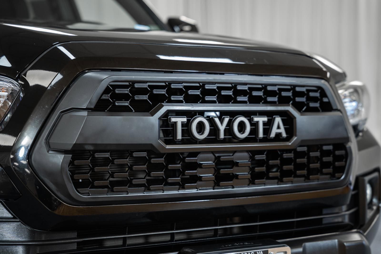 Used 2017 Toyota Tacoma TRD Off-Road w/ Tow Package (A/T) image 14