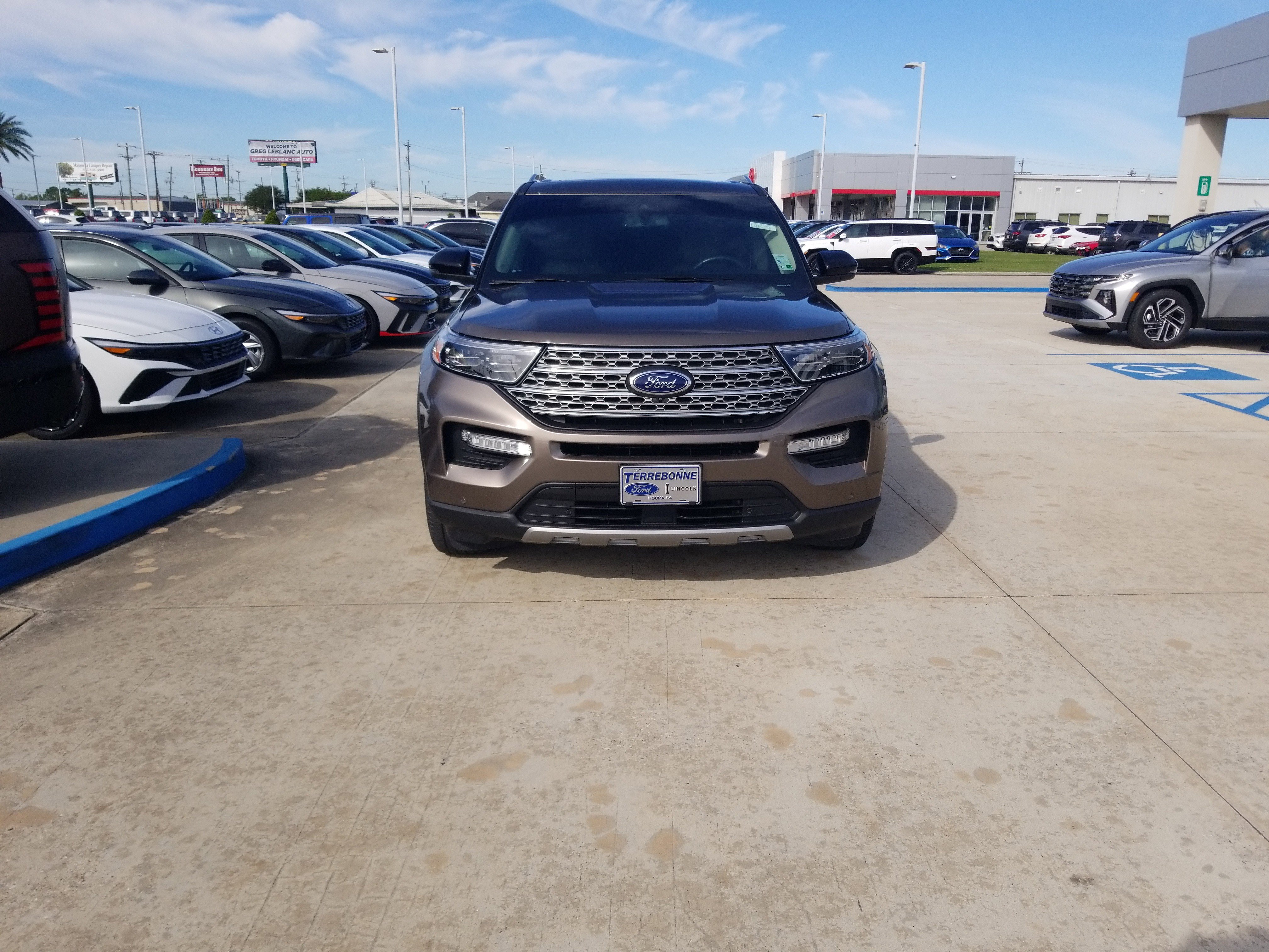 Used 2021 Ford Explorer Limited w/ Equipment Group 301A image 2