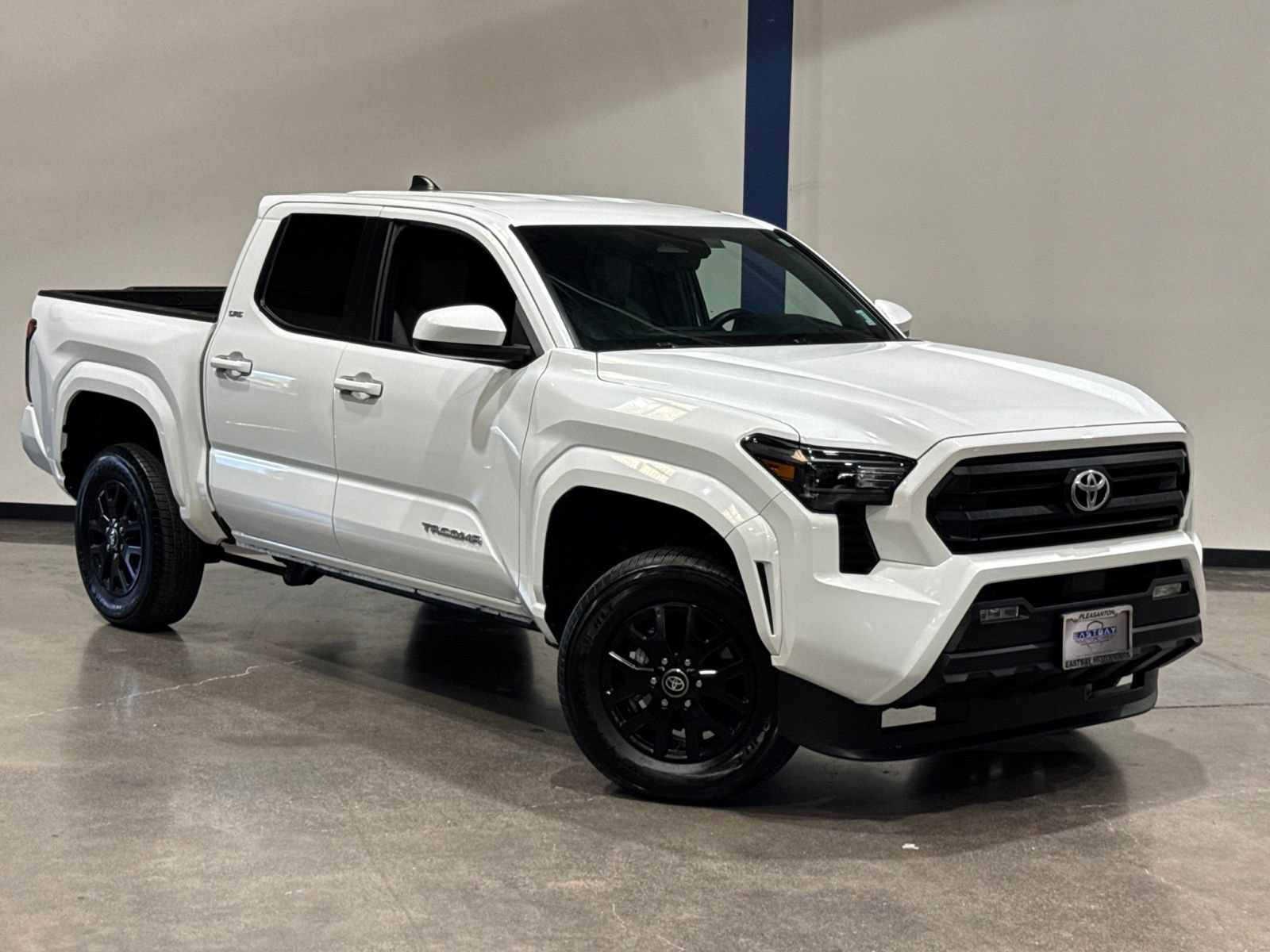 Used 2025 Toyota Tacoma SR5 AWD/4WD image 2