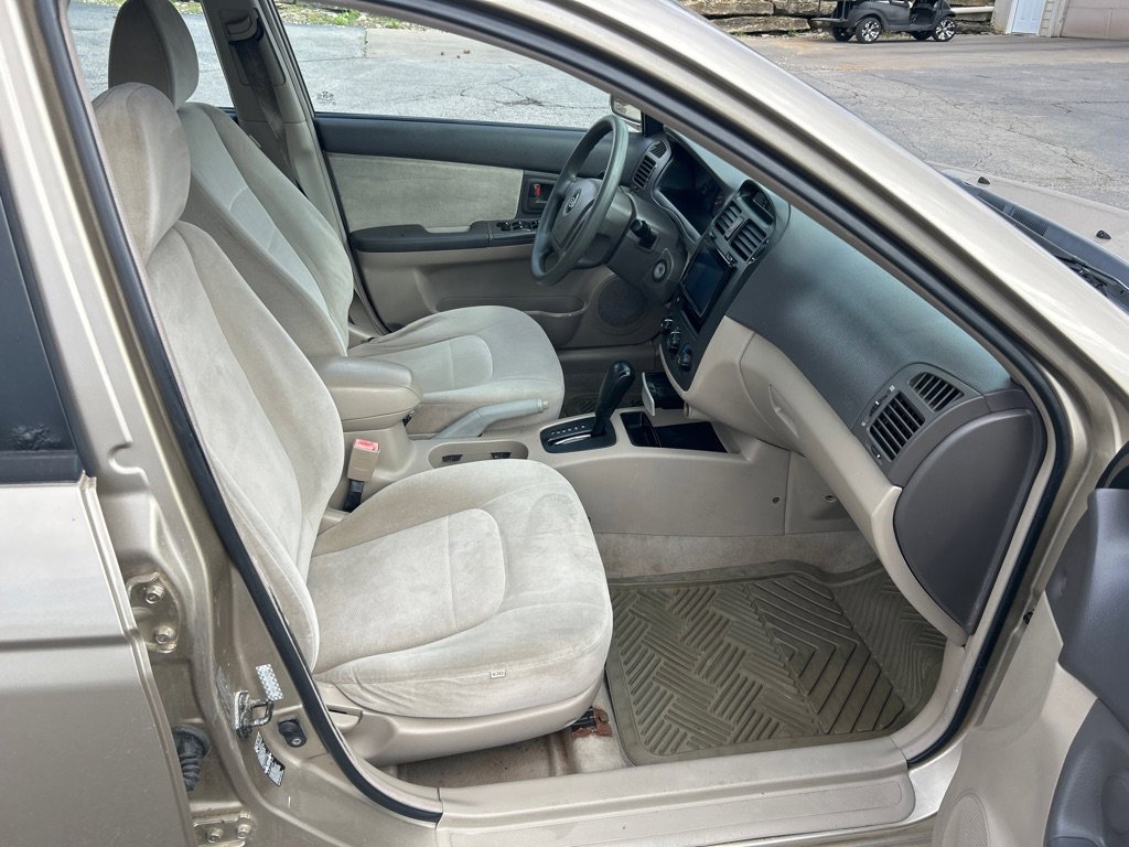 Used 2005 Kia Spectra LX FWD image 12