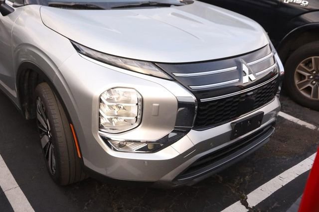 Used 2025 Mitsubishi Outlander SE image 2