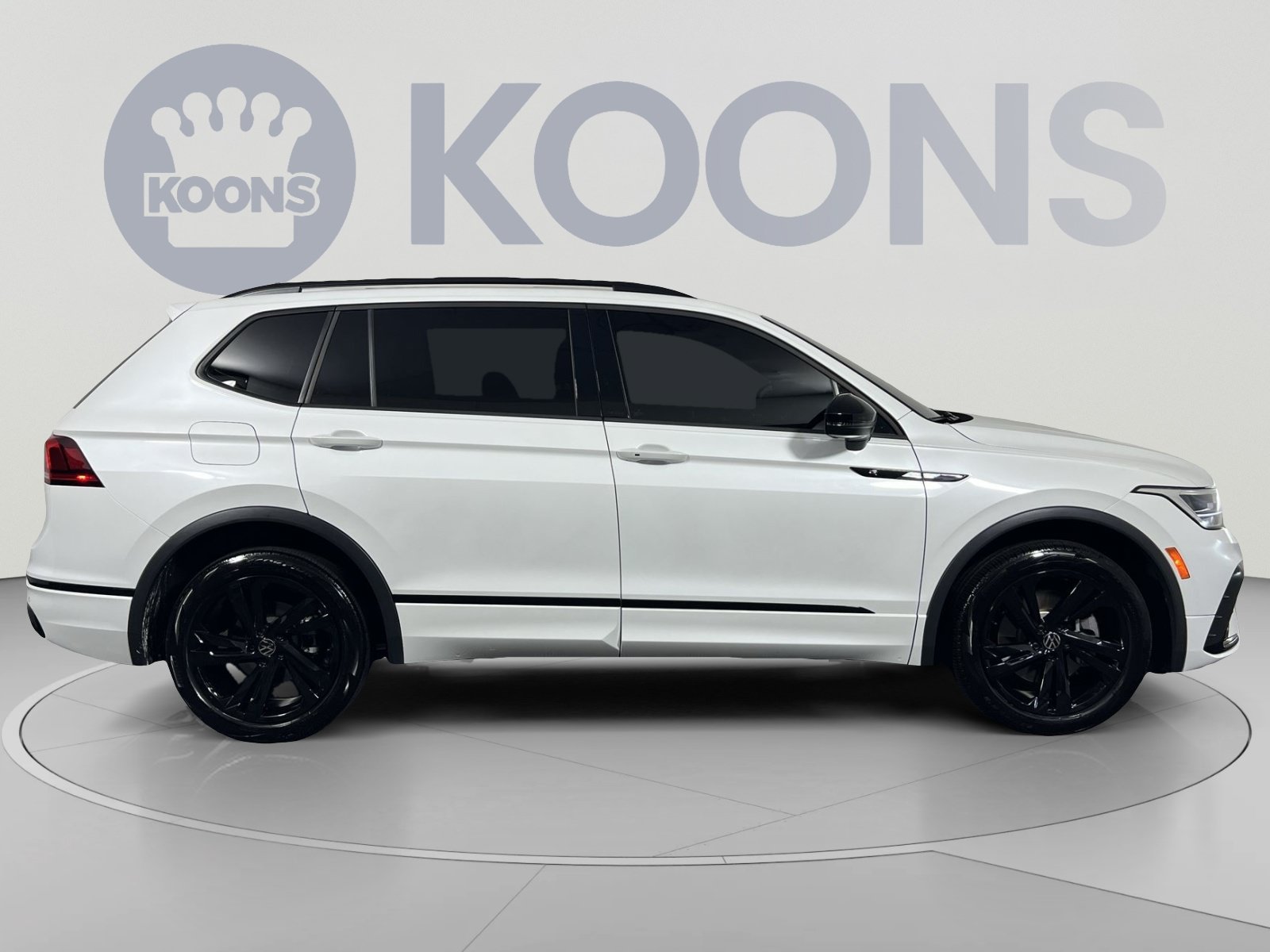 Used 2024 Volkswagen Tiguan SE R-Line FWD image 8