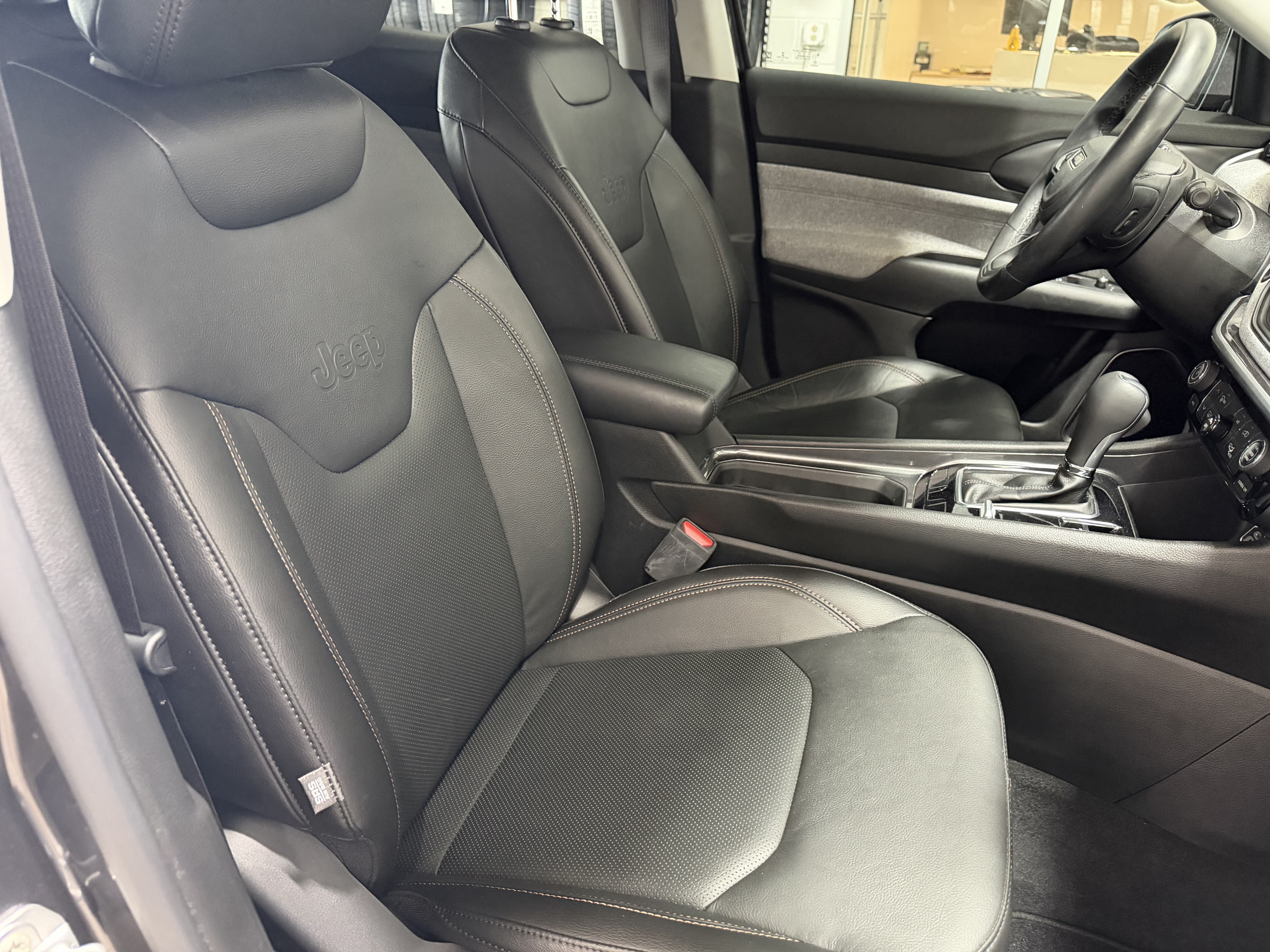 Used 2022 Jeep Compass Latitude w/ Sun and Sound Group AWD/4WD image 24