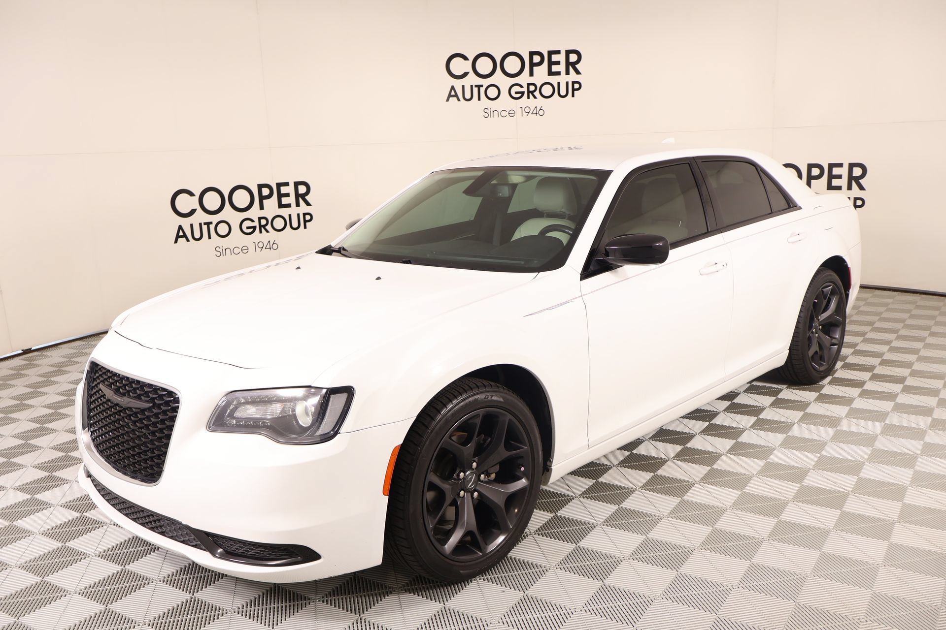 Used 2021 Chrysler 300 Touring w/ Sport Appearance Package RWD image 9
