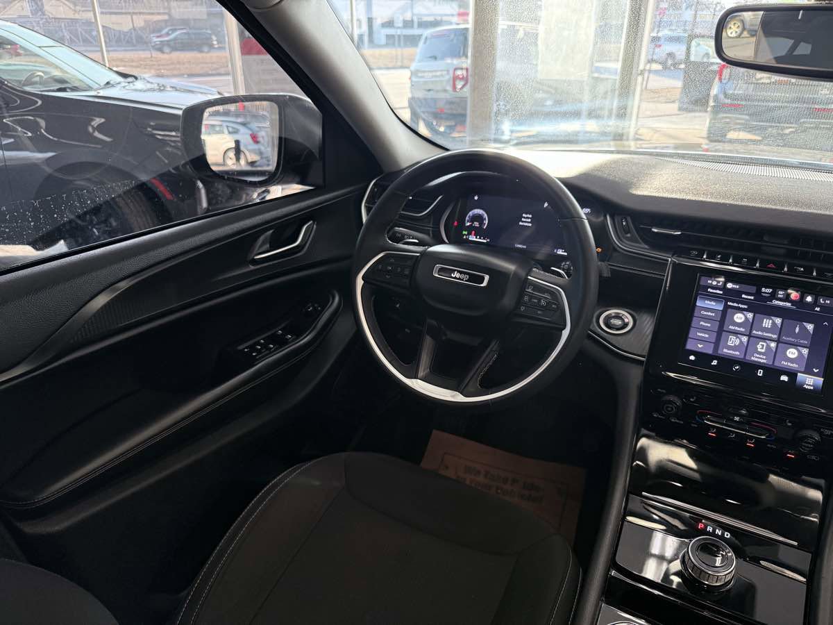 Used 2023 Jeep Grand Cherokee Laredo w/ Luxury Tech Group I image 43